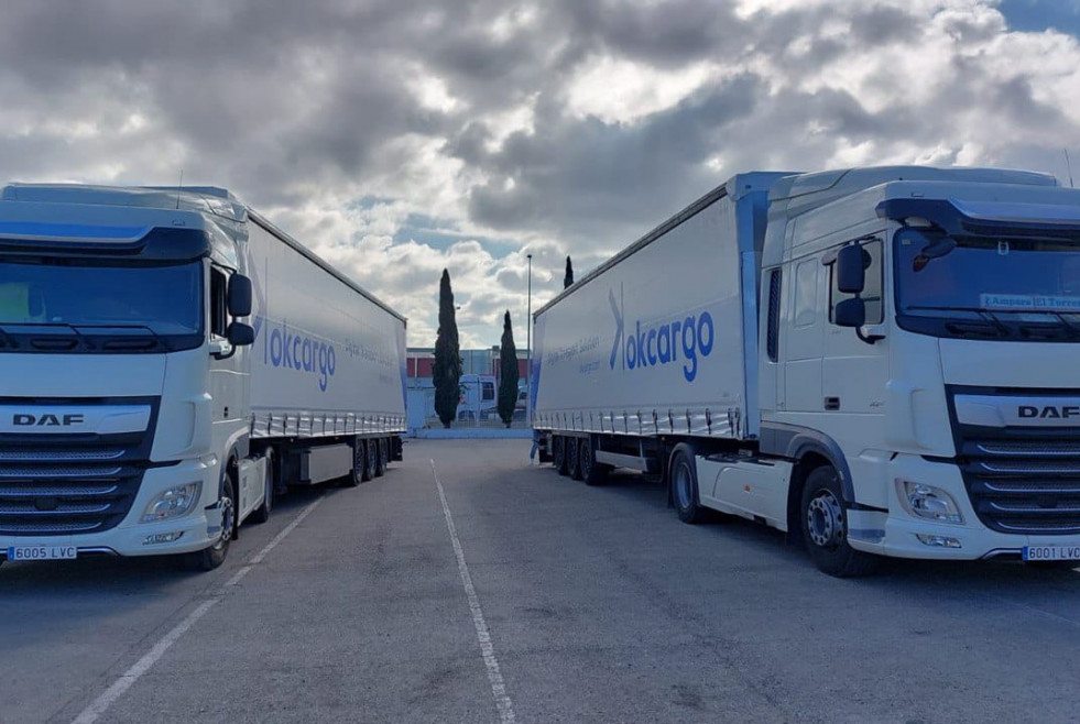 Imagen de camiones estacionados en paralelo con lona okcargo