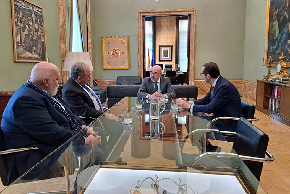 UNO solicita al delegado del Gobierno en Madrid modernizar el sistema paraduanero de Barajas