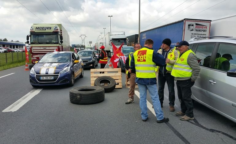 La huelga de transportes en Francia está provocando problemas de circulación en las carreteras del país vecino./TendanceOuest