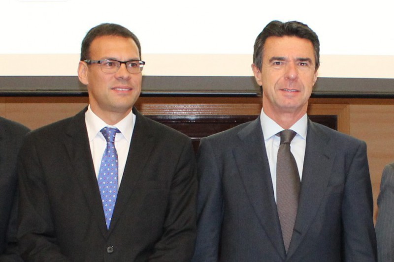Freire posa junto al ministro de Industria, José Manuel Soria, tras la inauguración del congreso.