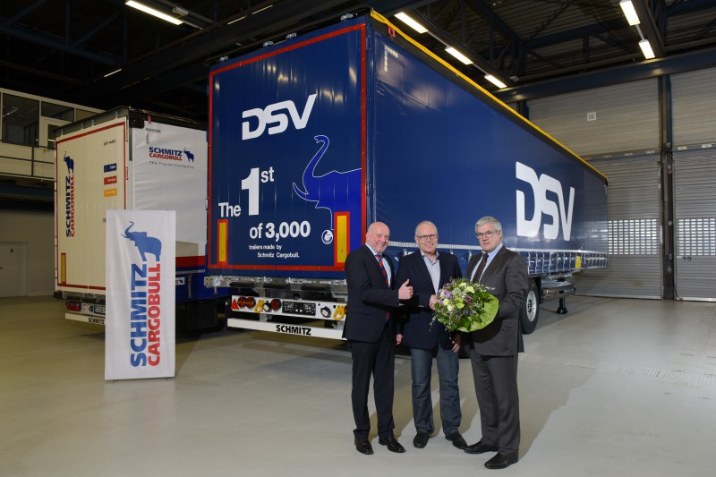 De izquierda a derecha: Josef Warmeling, responsable de Cuentas Internacionales de Schmitz Cargobull; Søren Lund (director de Equipamiento de DSV Road Holding; y Ulrich Schöpker, miembro del Consejo del fabricante alemán, durante la entrega de la primera