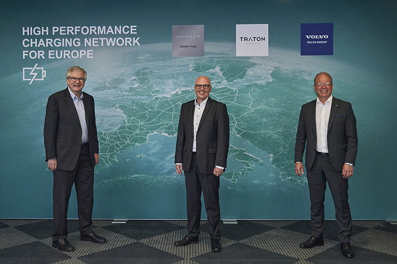 Daimler Truck, TRATON GROUP und Volvo Group planen Aufbau eines europäischen Hochleistungs-Ladenetzes für schwere LkwDaimler Truck, the TRATON GROUP and Volvo Group plan to pioneer a European high-p