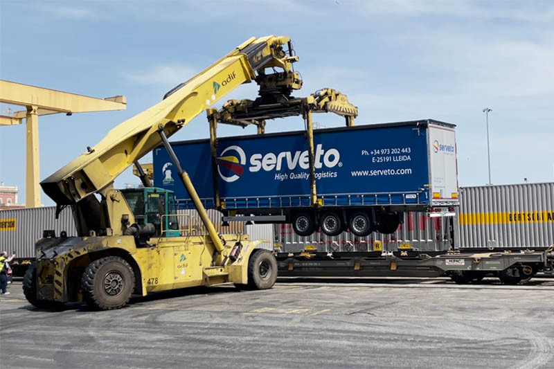 Semirremolque de lona S.CS preparado para el transporte intermodal de Schmitz Cargobull para Serveto_1