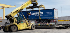 Semirremolque de lona S.CS preparado para el transporte intermodal de Schmitz Cargobull para Serveto_1
