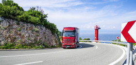 Predictive Powertrain Control (PPC) – 10 Fragen und Antworten zum vorausschauenden Tempomaten von Mercedes-Benz TrucksPredictive Powertrain Control (PPC) - 10 questions and answers about the predict