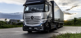 Daimler Trucks startet intensive Tests seines Brennstoffzellen-LkwDaimler Trucks begins rigorous testing of its fuel-cell truck