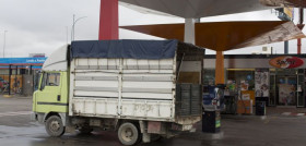 MADRID. 7-11-14. CAMION ANTIGUO REPOSTANDO. FOTO: JOSE RAMON LADRA,