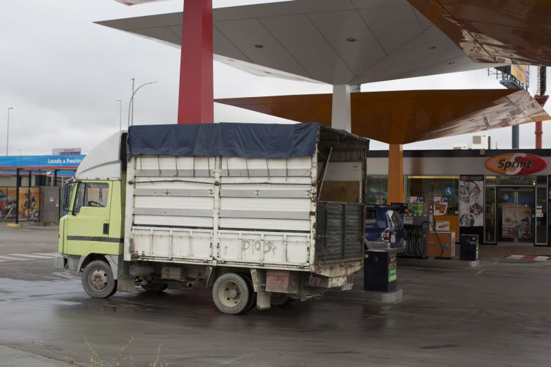 MADRID. 7-11-14. CAMION ANTIGUO REPOSTANDO. FOTO: JOSE RAMON LADRA,