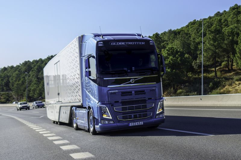 MADRID.  1-X-19. CAMION VOLVO FH I-SAVE 460.  FOTO: JOSE RAMON LADRA.