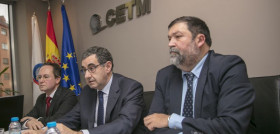 De derecha a izda.- Francisco Caamaño, de CCS Abogados, Carmelo Glez. Vicepresidente CETM y Miguel Caamaño de CCS Abogados