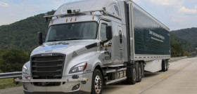 Daimler Trucks bringt ersten hochautomatisierten Lkw auf die StraßeDaimler Trucks begins testing automated trucks on public roads