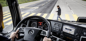 Actros mit Active Brake Assist 4 und Abbiege-Assistent; Actros 1