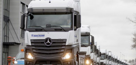 Mercedes-Benz Lkw: Großauftrag für Wörth: Logistikdienstleister Hegelmann übernimmt 1000sten Mercedes-Benz Actros – 500 weitere Fahrzeuge bereits bestellt