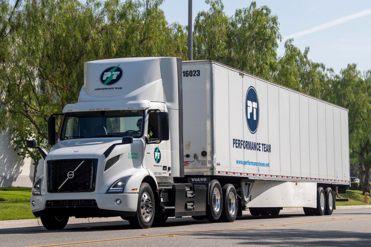 Volvo Trucks VNR Electric on Road