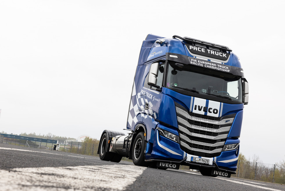 IVECO S WAY LNG Pace Truck