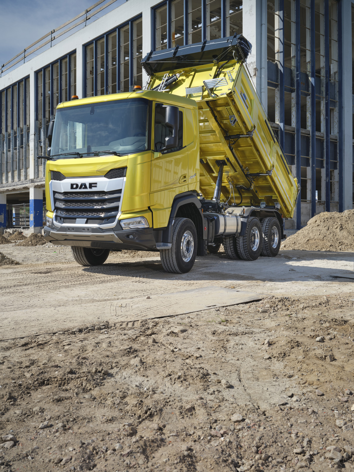 DAF displays New Generation Construction vehicles at BAUMA 02