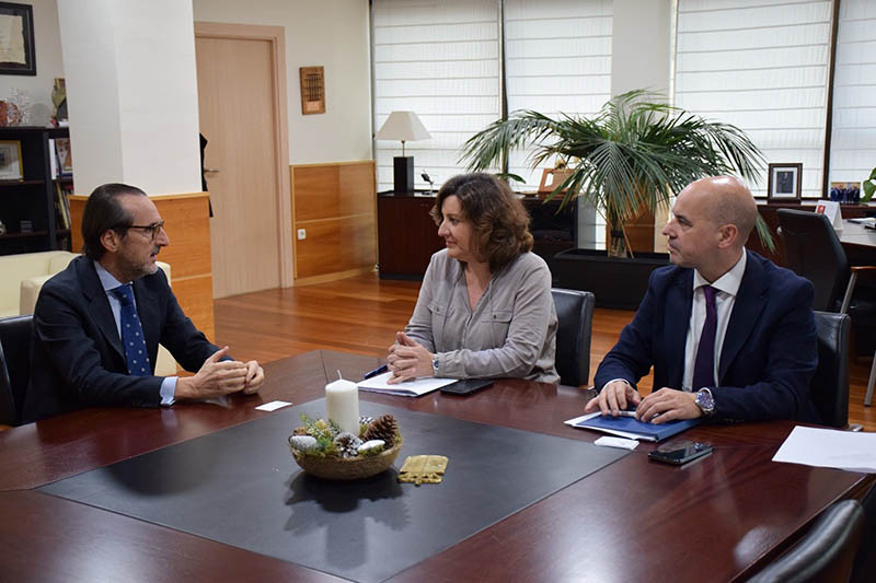 El presidente de la patronal UNO Logística, Francisco Aranda, la consejera de Economía, Empresas y Empleo de Castilla La Mancha, Patricia Franco, y el director general de (1)