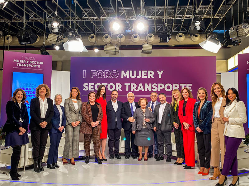 Familia López Sánchez y las participantes del foro