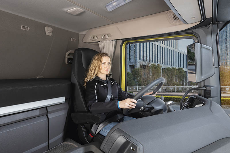 4.2. DAF XD Interior   Driver Position