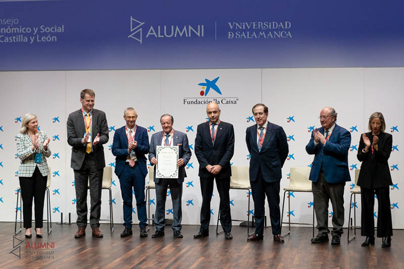 Eustaquio Andru00e9s recibe Premio Cum Laude Alumni (1)