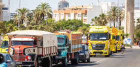 Llegada de los camiones a los Tinglados de la Marina de València