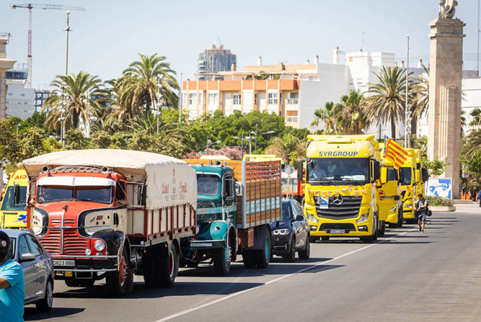 Llegada de los camiones a los Tinglados de la Marina de València