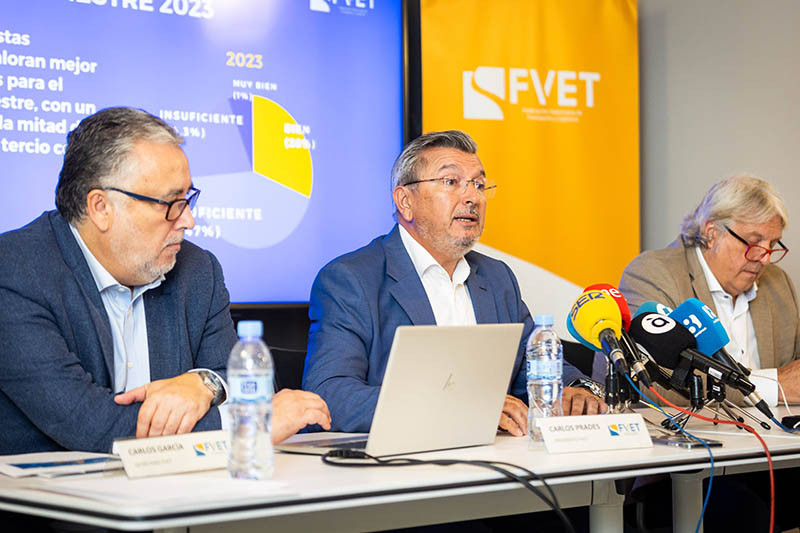 De izquierda a derecha, Carlos Garcu00eda, secretario general, Carlos Prades, presidente de FVET, y Juan Ortega, vicepresidente  
