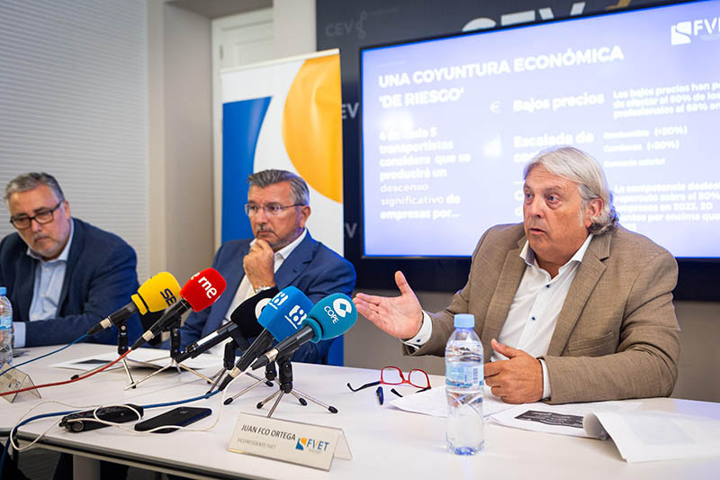 De izquierda a derecha, Carlos Garcu00eda, secretario general, Carlos Prades, presidente de FVET, y Juan Ortega, vicepresidente (2)