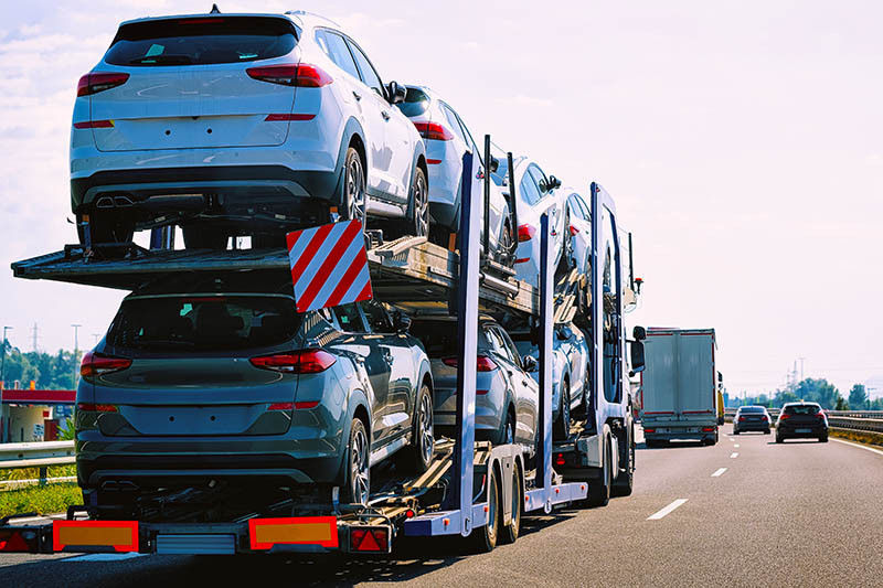 Camion portacoches carretera o autopista polonia transportador camiones trabajo logistica remolque unidad coche carga entrega industria exportacion tr