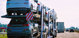 Camion portacoches carretera o autopista polonia transportador camiones trabajo logistica remolque unidad coche carga entrega industria exportacion tr