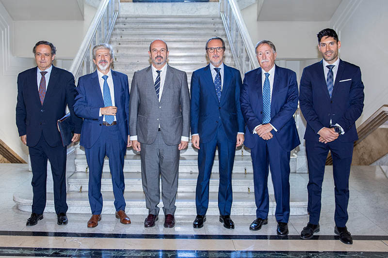 Imagen de entrega de reconocimientos de UNO. Foto. Senado de España
