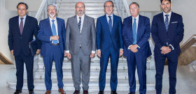Imagen de entrega de reconocimientos de UNO. Foto. Senado de España