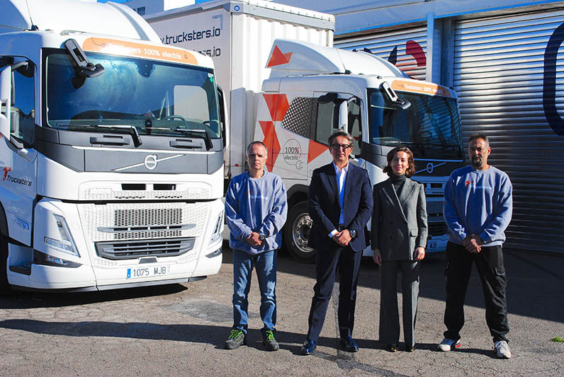 Giovanni Bruno, Director General de Volvo Trucks, y Marta Gu00f3mez Navarro, VP de Sostenibilidad de Trucksters, juntos a los conductores de Trucksters (8)