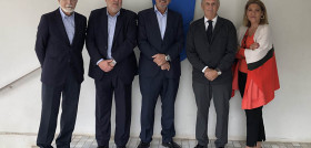 De izquierda a derecha, Jaime Agramunt, Carlos García, Carlos Prades, presidente de FVET, Luis Miralles, presidente de Casa Caridad, y Guadalupe Ferrer en Benicalap