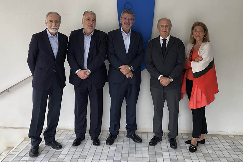 De izquierda a derecha, Jaime Agramunt, Carlos Garcu00eda, Carlos Prades, presidente de FVET, Luis Miralles, presidente de Casa Caridad, y Guadalupe Ferrer en Benicalap 