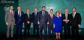Familia López Sánchez recogiendo el premio Herentia