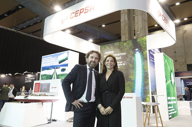 Cedric Vigneau, director Fleets & CRT Cepsa, e Isabel Gorgoso, directora New Mobility Cepsa