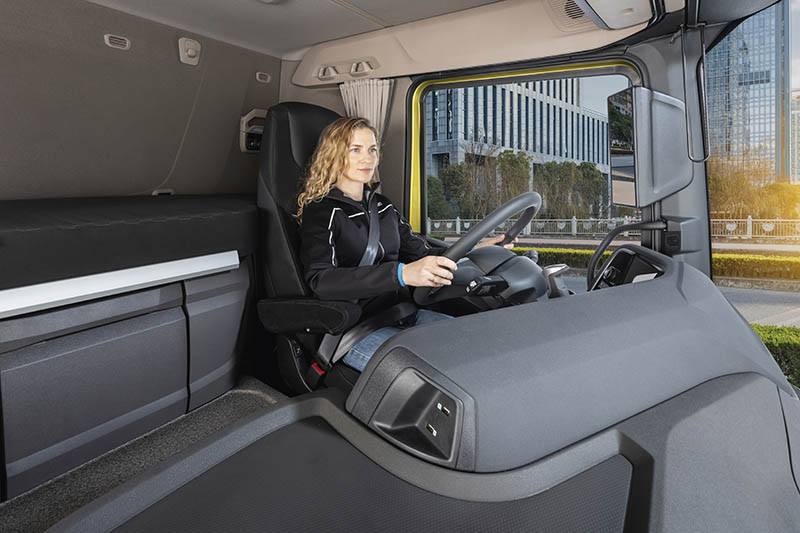 4.2. DAF XD Interior   Driver Position