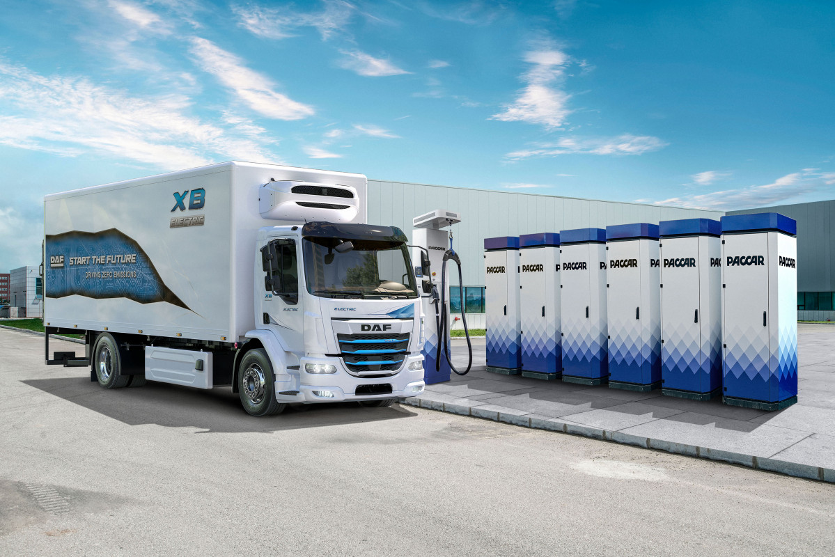 PACCAR Parts installs first power supply system at DAF dealer