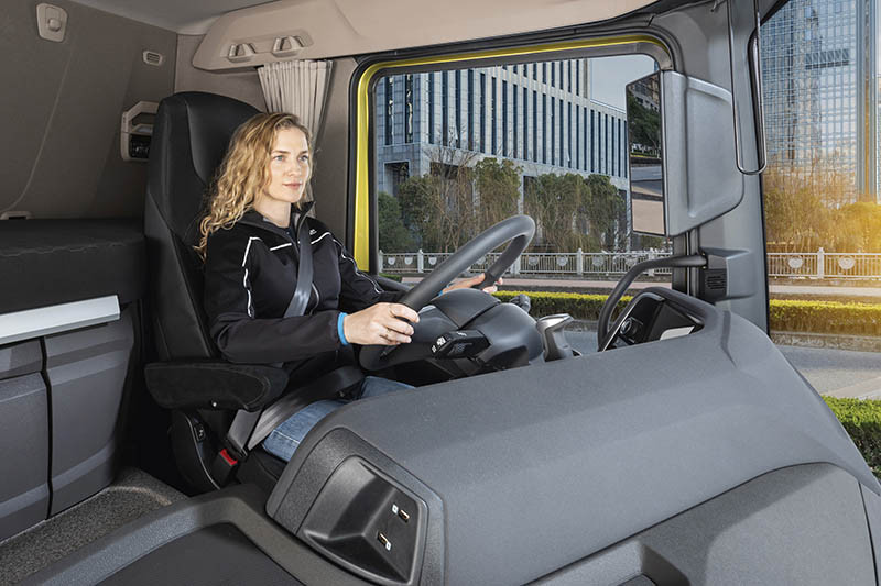 4.2. DAF XD Interior   Driver Position