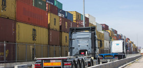 Camiones recorren el Puerto de Valencia