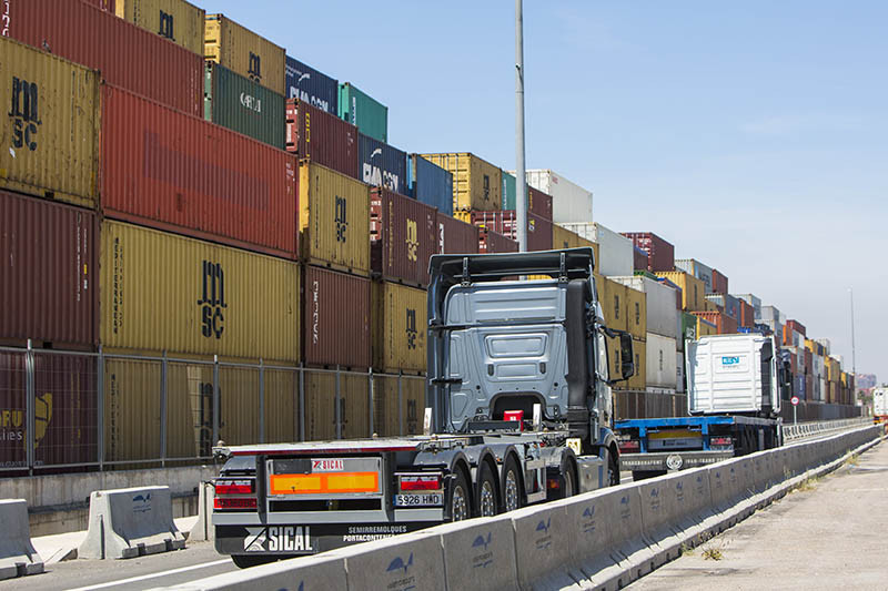 Camiones recorren el Puerto de Valencia