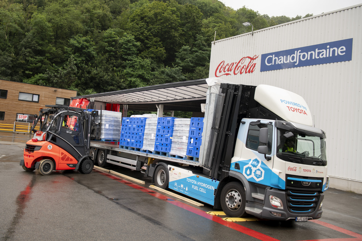 Toyota joins with coca cola and air liquide for  hydrogen fuel cell truck test 051