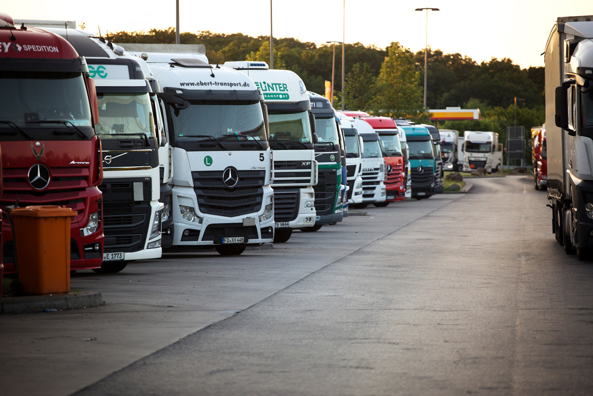 Hhi ki loesung zeigt Lkw fahrern den parkplatz