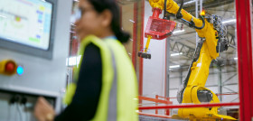 Employee working on a machine (photo DHL)