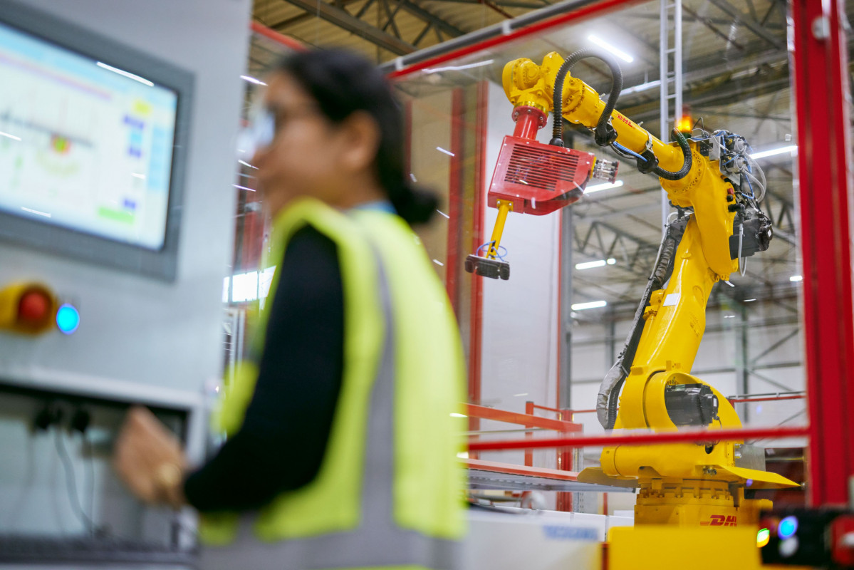 Employee working on a machine (photo DHL)