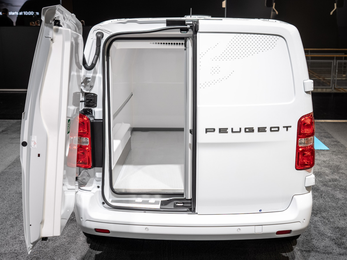 PEUGEOTE ExpertFridgeConversion DoorOpen