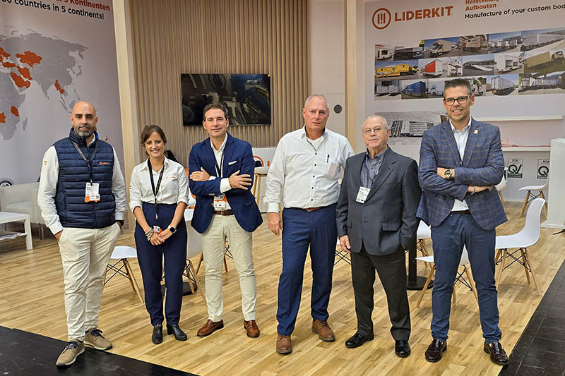 Equipo comercial y directivo de Liderkit, en la IAA