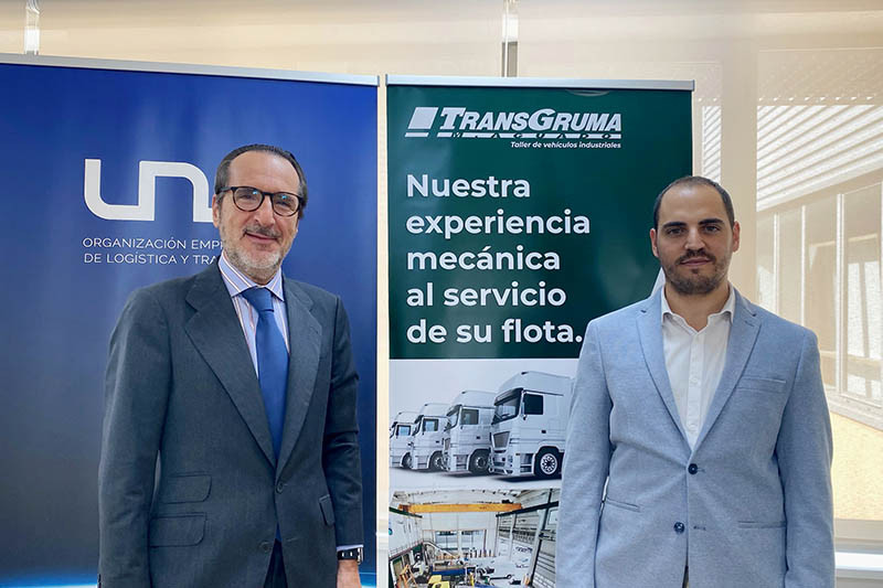 El presidente de UNO, Francisco Aranda, junto al responsable de administraciu00f3n del taller de Transgruma, Pablo del u00c1lamo
