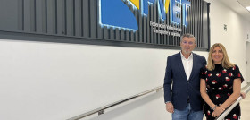 De izquierda a derecha Carlos Prades, presidente de FVET Puerto, Lorena Ballester, vicepresidenta de FVET Puerto